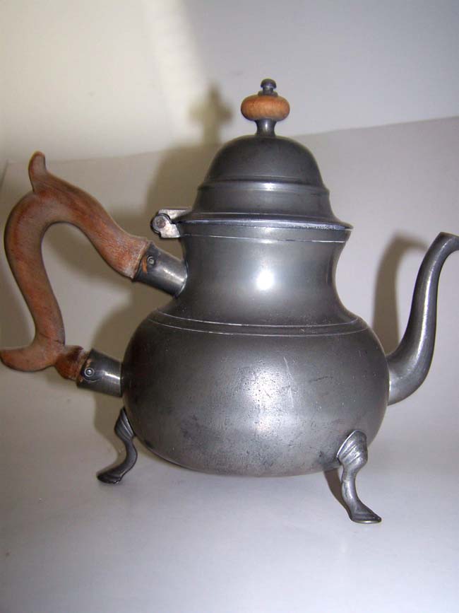 A late 18th or early 19th century Pewter Teapot, unsigned, probably english